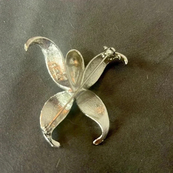 Vintage Pin Brooch Brushed Silver Signed Lisner Rhinestones, Marcasite, Pearl - Picture 2 of 3